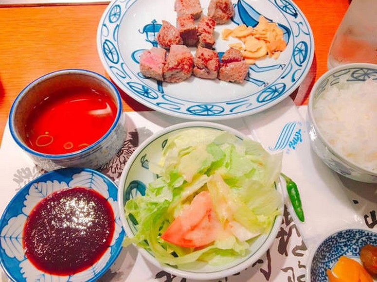Set bò Kobe ăn cùng cơm, muối và wasabi