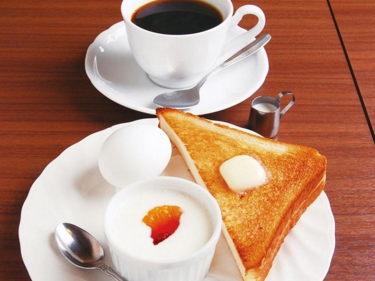 Set sáng kiểu kissaten với bánh mì nướng, trứng luộc và cà phê