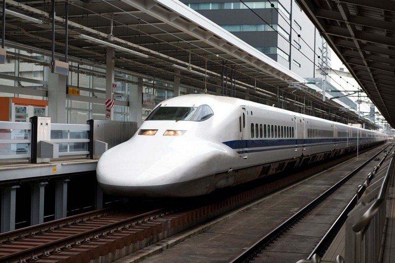Tàu Shinkansen N700S đang vào ga Tokyo