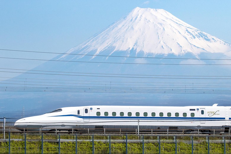 Tàu Shinkansen đi qua núi Phú Sĩ