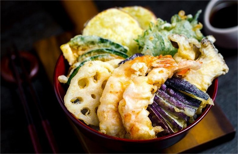 Suất tendon với tôm tempura vàng ruộm trên cơm trắng, chan nước sốt nâu bóng, chụp cận