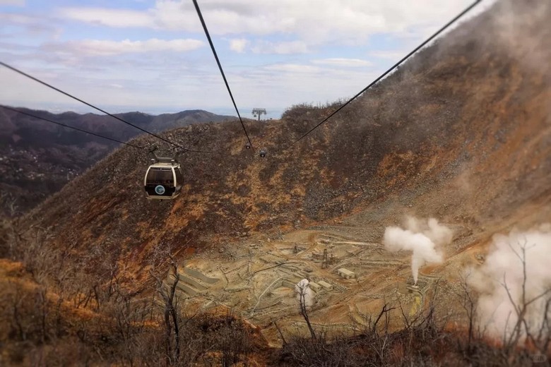 Cáp treo Hakone bay qua thung lũng núi lửa Owakudani