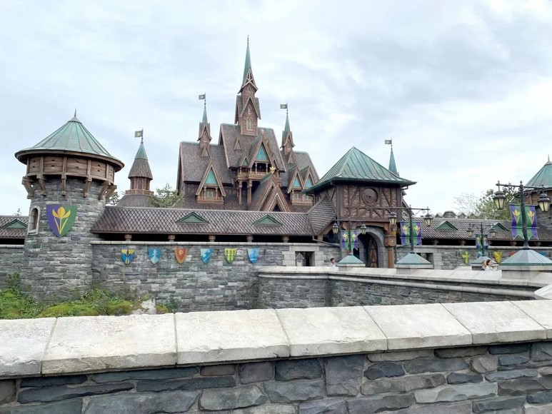 Khu Fantasy Springs với lâu đài Frozen ở Tokyo DisneySea