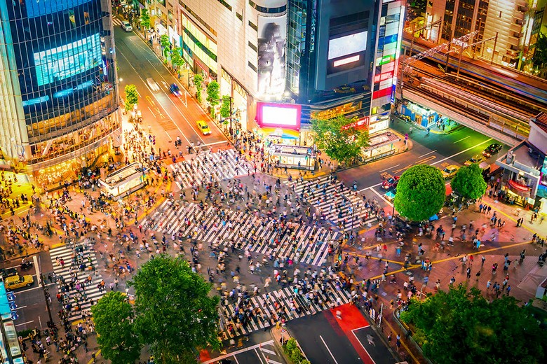  Ngã tư Shibuya Crossing lúc đông người, chụp từ trên cao để thấy rõ dòng người băng qua
