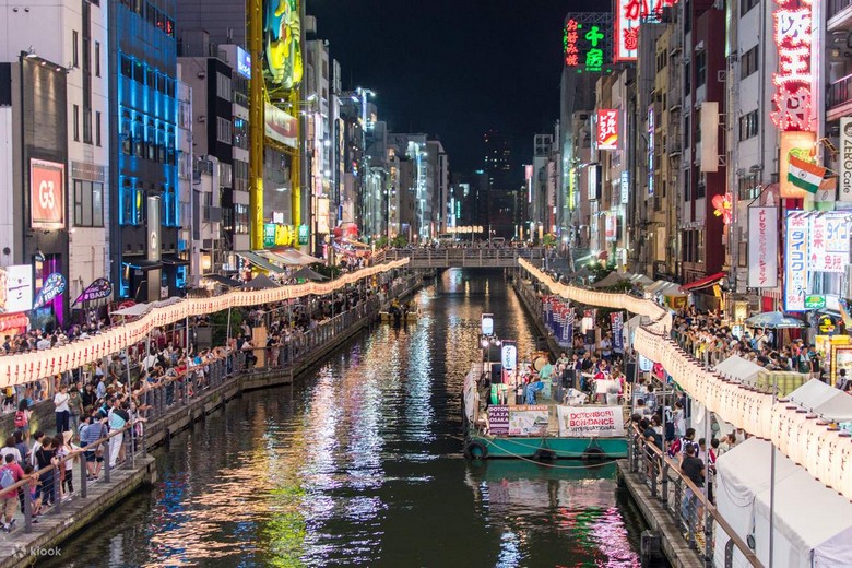 Phố ẩm thực Dotonbori Osaka về đêm với biển hiệu rực rỡ và đông khách