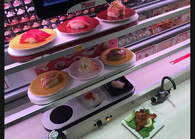 Băng chuyền sushi tại một chuỗi bình dân ở Tokyo với bảng giá theo màu đĩa