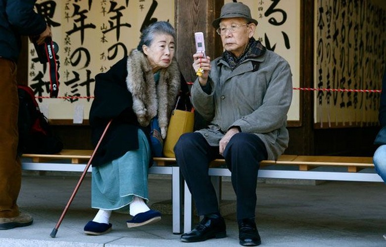 Du khách lớn tuổi trên con dốc đá Sannenzaka dẫn lên chùa Kiyomizu