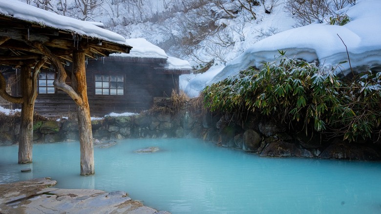 Bể nước trắng đục Tsurunoyu giữa rừng tuyết ở Nyuto Onsen