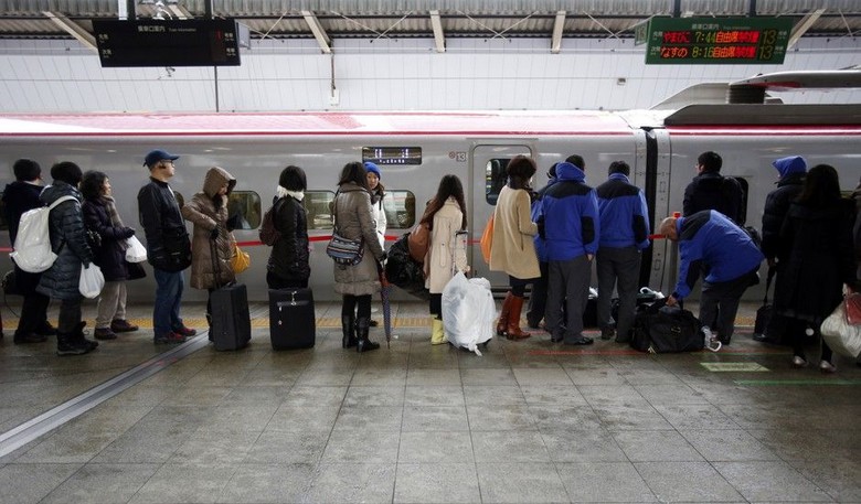 Hành khách xếp hàng ngay ngắn theo vạch kẻ chờ tàu điện tại ga ở Tokyo