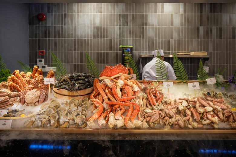 buffet cua tuyểt tại nhà hàng nhật bản
