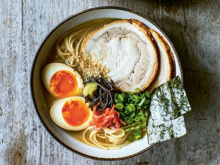 Bát mì ramen nóng với trứng lòng đào, thịt chashu và rong biển