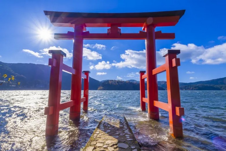 Cổng torii đỏ Heiwa no Torii của đền Hakone đứng dưới mặt Hồ Ashi