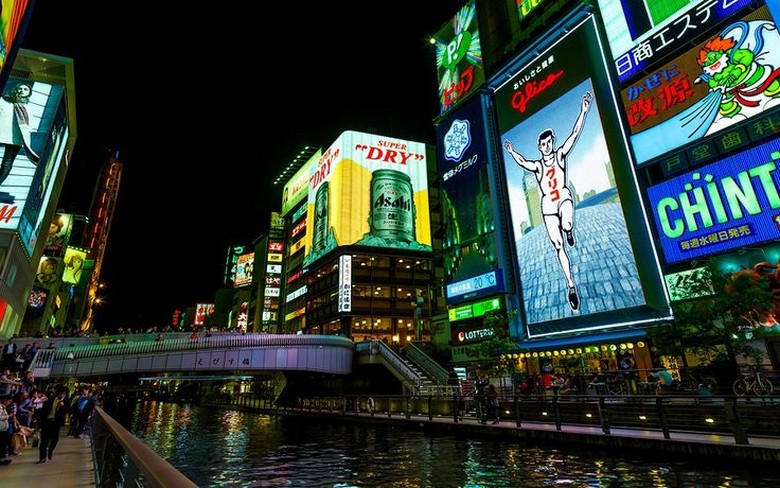  Biển Glico hình người chạy rực sáng trên cầu Ebisu về đêm