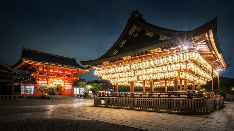 Đền Yasaka lên đèn lồng về đêm ở cuối phố Shijo