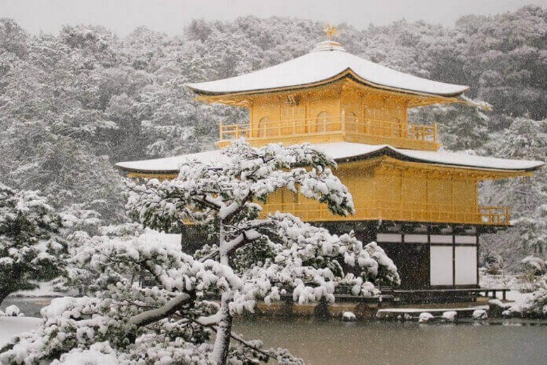 Kinkakuji phủ tuyết trắng mùa đông
