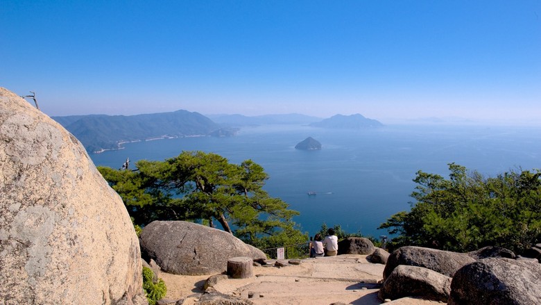 Núi Misen nhìn ra biển nội địa Seto từ đảo Miyajima