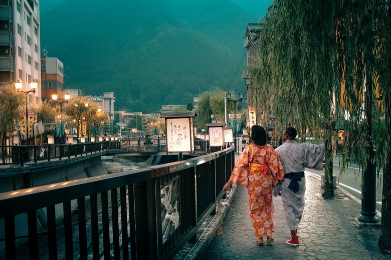 Khách du lịch trong yukata đi dạo tại khu onsen