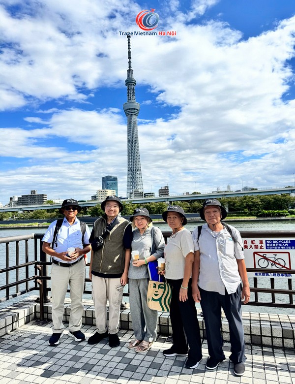 Đoàn khách TravelVietnam Hà Nội dưới tháp Tokyo Skytree