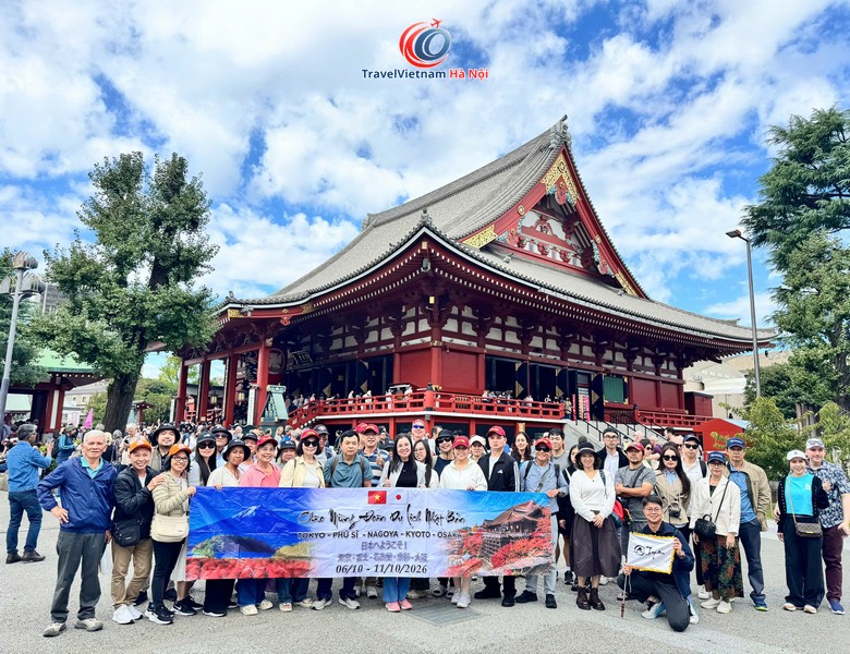 Đoàn khách TravelVietnam Hà Nội tại chùa Senso-ji, Asakusa, Tokyo