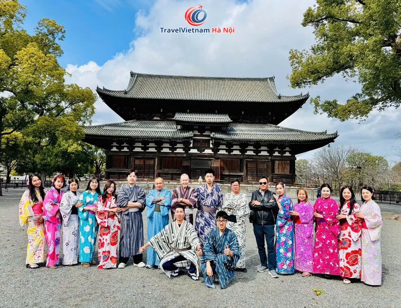 Đoàn khách TravelVietnam Hà Nội mặc kimono tham quan Kyoto