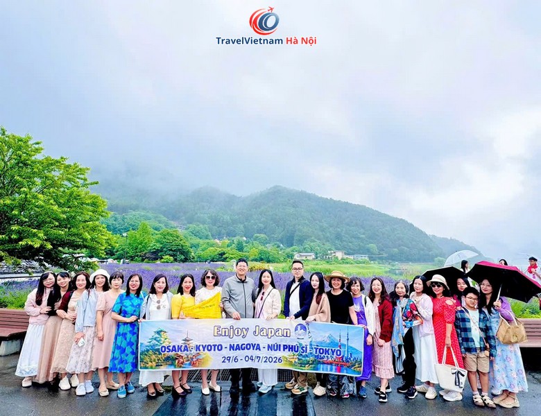 Đoàn khách TravelVietnam Hà Nội bên hồ trong vùng Phú Sĩ