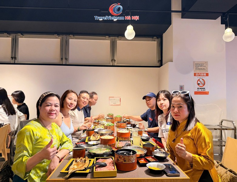 Đoàn khách TravelVietnam Hà Nội trong bữa ăn set kiểu Nhật