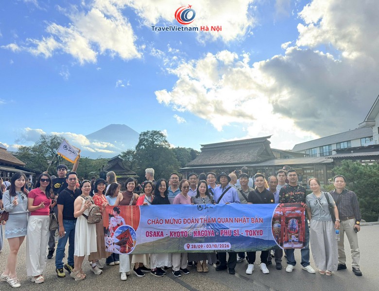 Đoàn khách TravelVietnam Hà Nội tại làng cổ Oshino Hakkai, phía sau là núi Phú Sĩ