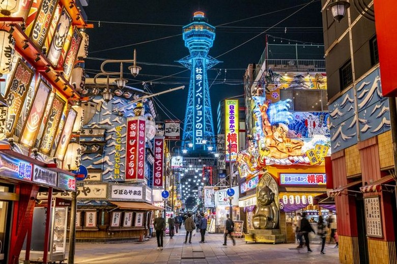 Tháp Tsutenkaku rực đèn neon giữa phố Shinsekai về đêm