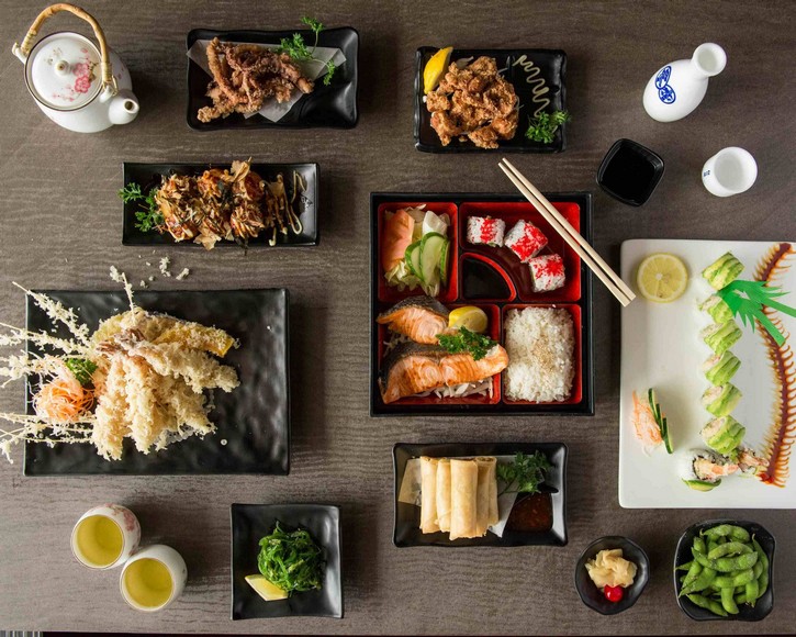 Mâm cơm set meal Nhật Bản tại nhà hàng địa phương với nhiều món nhỏ bày trí tinh tế