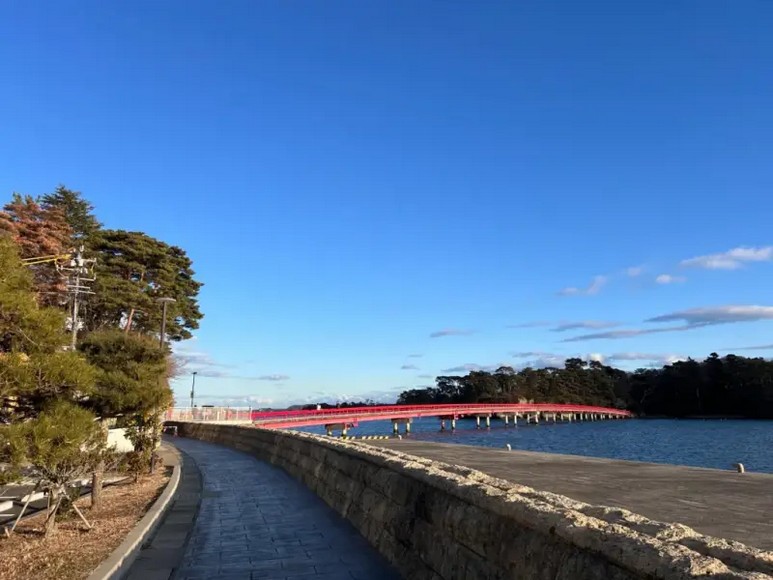 Cầu đỏ dài nối ra đảo Fukuurajima ở vịnh Matsushima