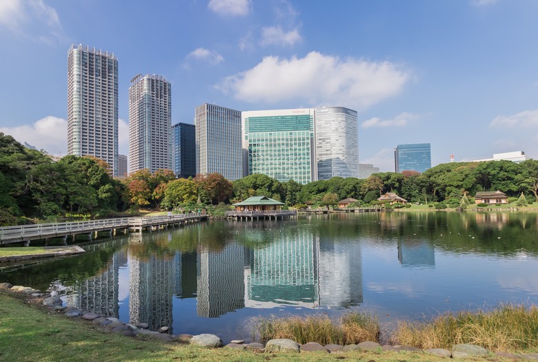 Vườn Hamarikyu với ao nước truyền thống và backdrop là các tòa nhà cao tầng Tokyo