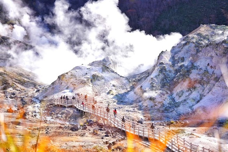 Thung lũng địa ngục Jigokudani ở Noboribetsu bốc khói lưu huỳnh giữa mùa đông