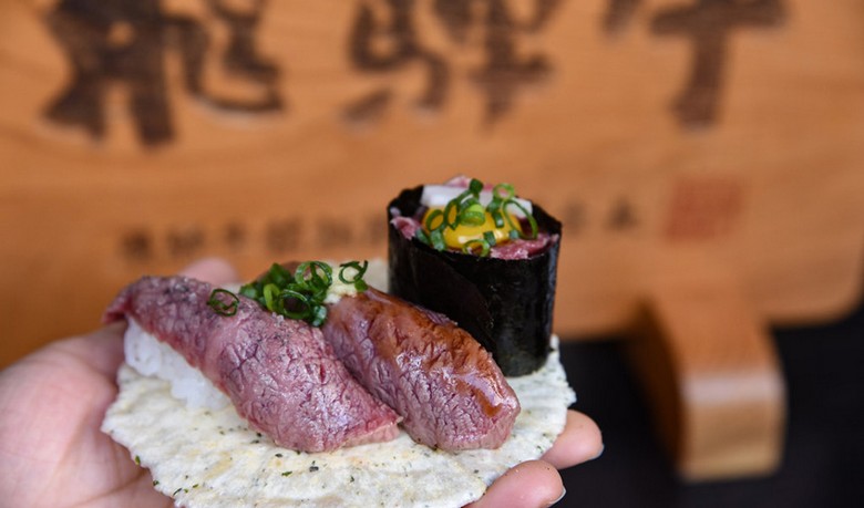 Món thịt bò Hida nướng và sushi bò Hida