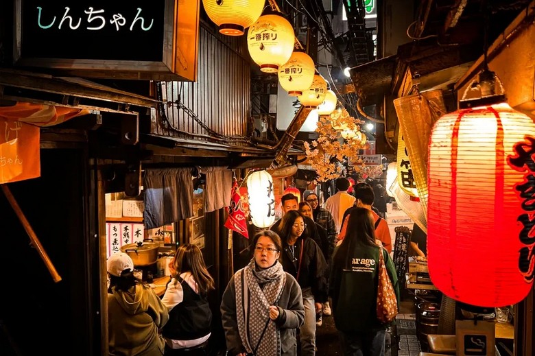 Ngõ Omoide Yokocho với đèn lồng và quán nướng yakitori