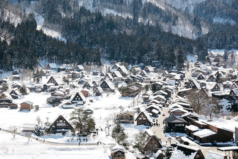 Toàn cảnh làng Shirakawa-go phủ tuyết nhìn từ đài Shiroyama