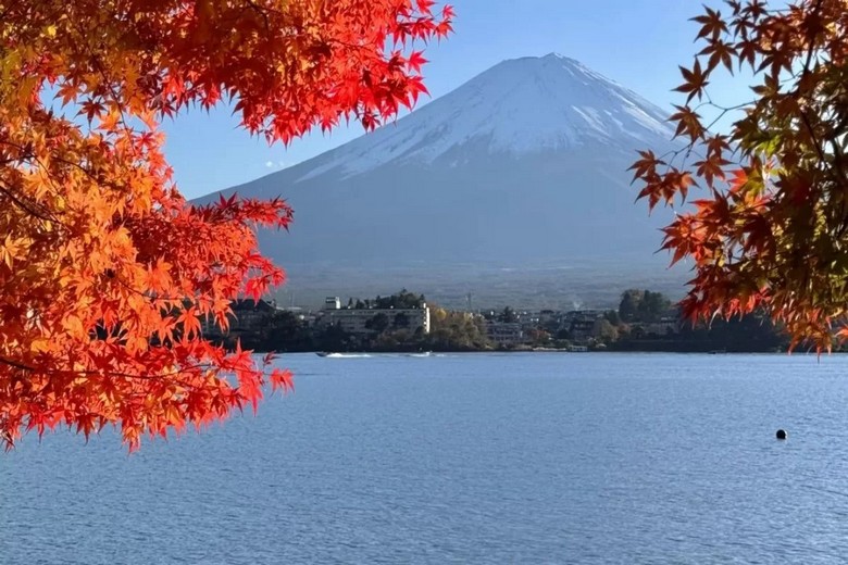 Đoàn khách ngắm núi Phú Sĩ từ bờ hồ Kawaguchi