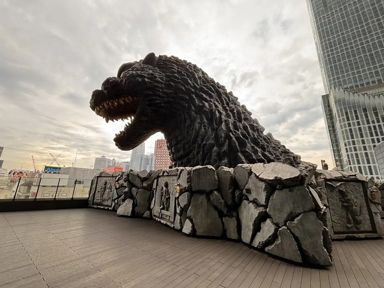 Đầu Godzilla trên tòa Hotel Gracery ở Kabukicho