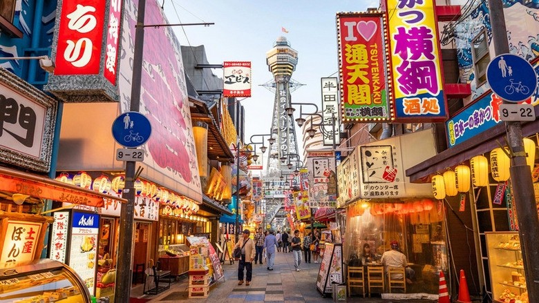 Hẻm Janjan Yokocho hoài cổ với biển hiệu retro