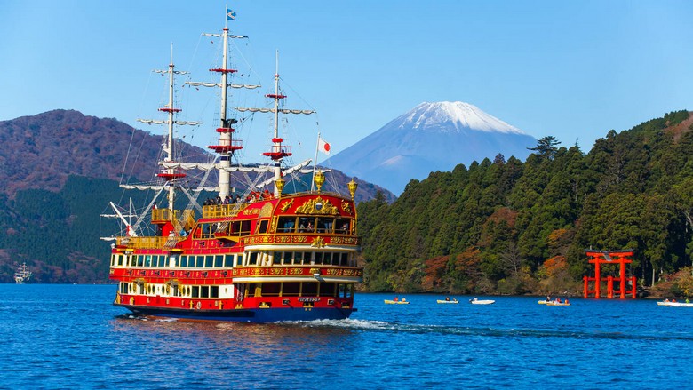 Tàu trên Hồ Ashi với cổng torii đỏ của đền Hakone phía sau