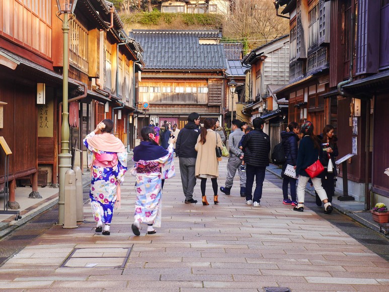 Du khách mặc kimono dạo phố cổ Takayama
