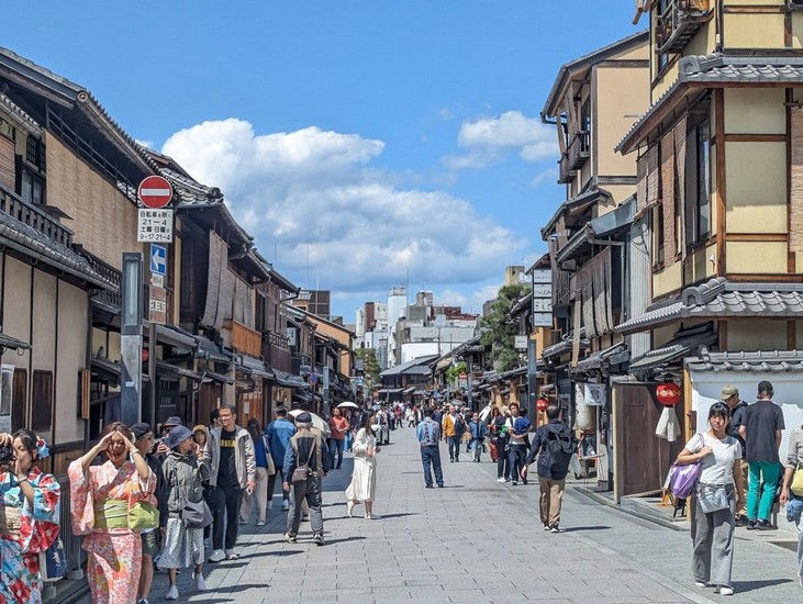 Khách du lịch đi bộ tại quận Gion