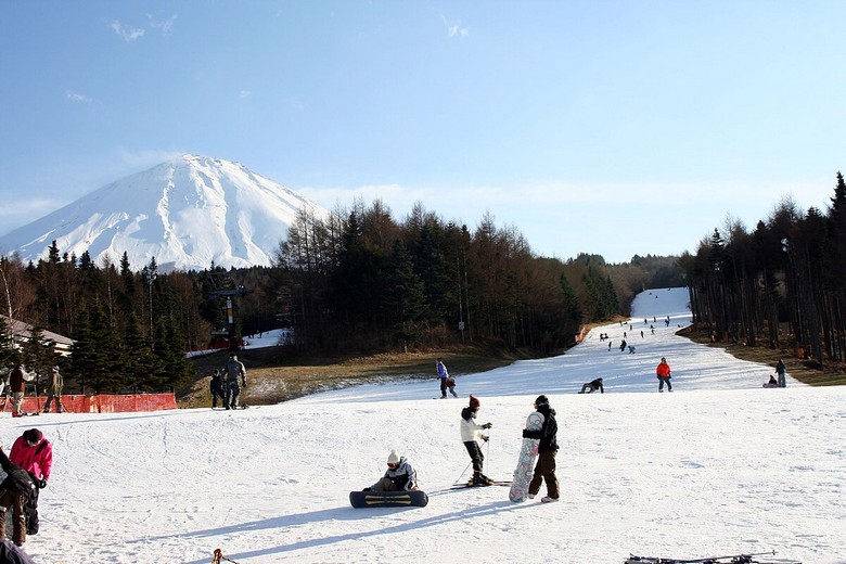 Du khách mặc đồ trượt tuyết tại Fujiten Snow Resort