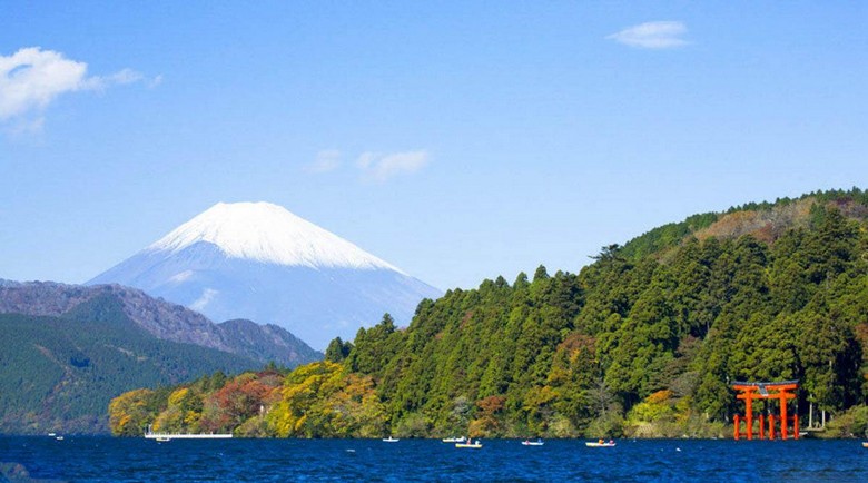 Núi Phú Sĩ nhìn từ hồ Ashi vùng Hakone