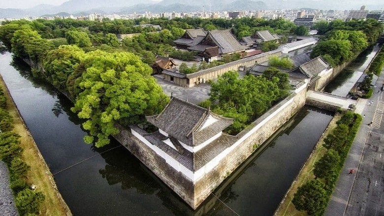Toàn cảnh hào nước và tường đá bao quanh lâu đài Nijo