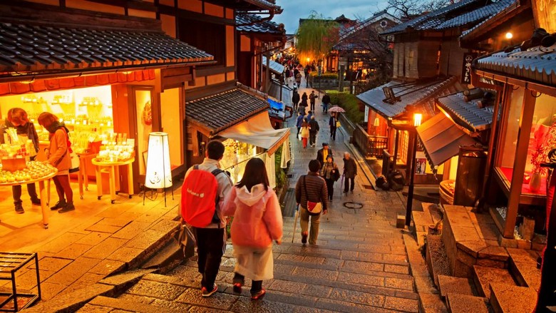  Phố cổ Ninenzaka với du khách dạo bộ, hàng quán truyền thống và đèn lồng treo dọc hai bên