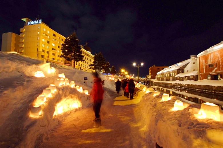  Nến và tượng tuyết nhỏ lung linh dọc kênh đào trong lễ hội Otaru Snow Light Path