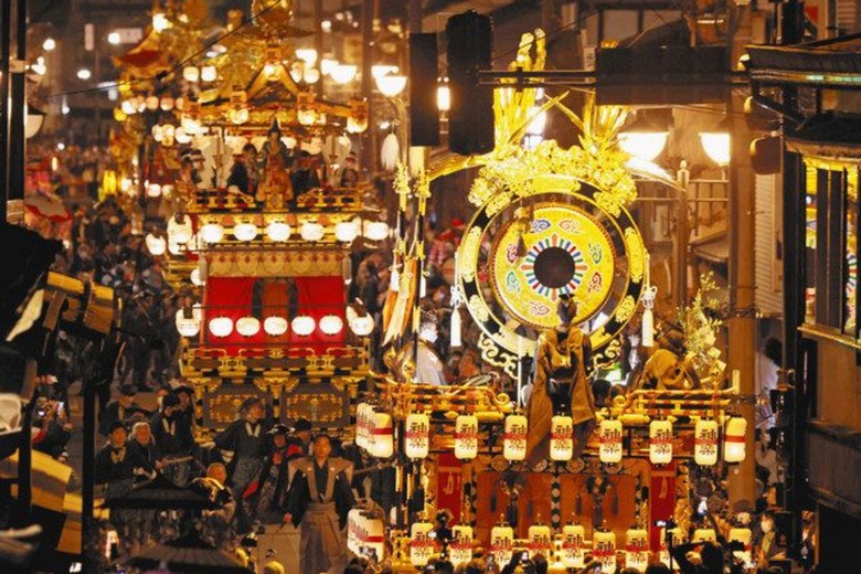 Cỗ xe diễu hành yatai trong lễ hội Takayama