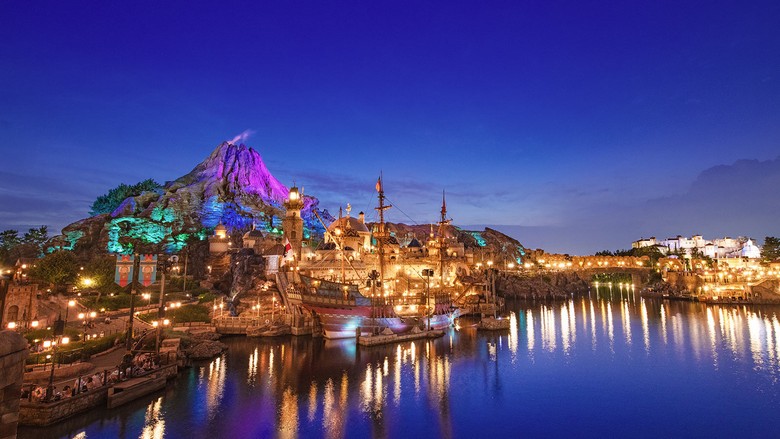 Cảng Địa Trung Hải và ngọn núi lửa ở Tokyo DisneySea