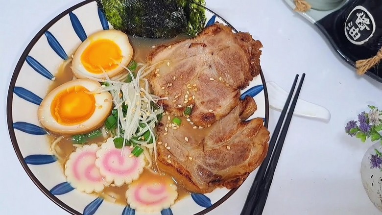 Tô ramen tonkotsu đẹp mắt với trứng lòng đào, thịt xá xíu và hành lá, chụp từ trên xuống