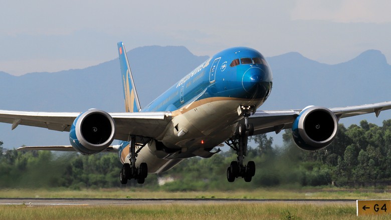 Máy bay Vietnam Airlines tại sân bay Nội Bài chuẩn bị đi Nhật